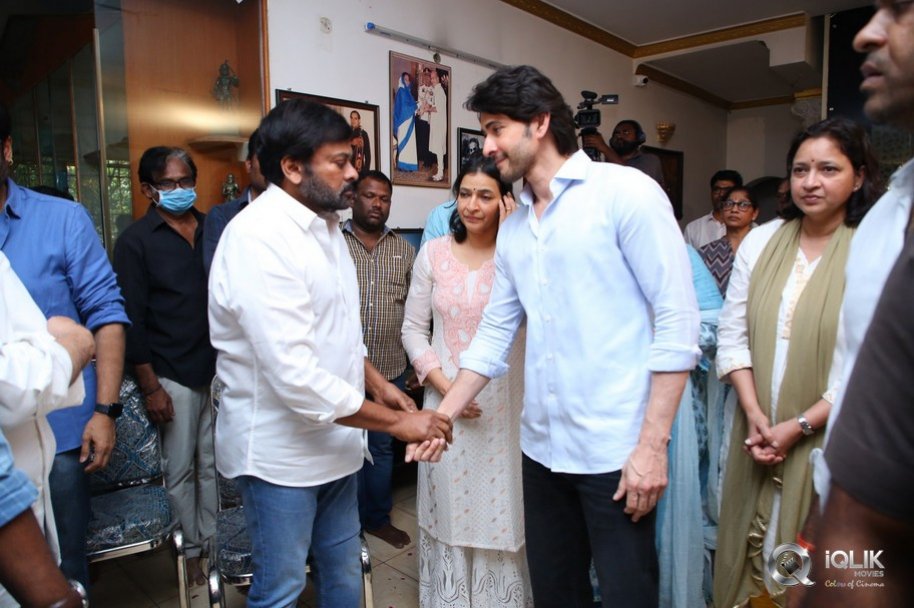 Celebrities-pay-homage-to-superstar-Krishna